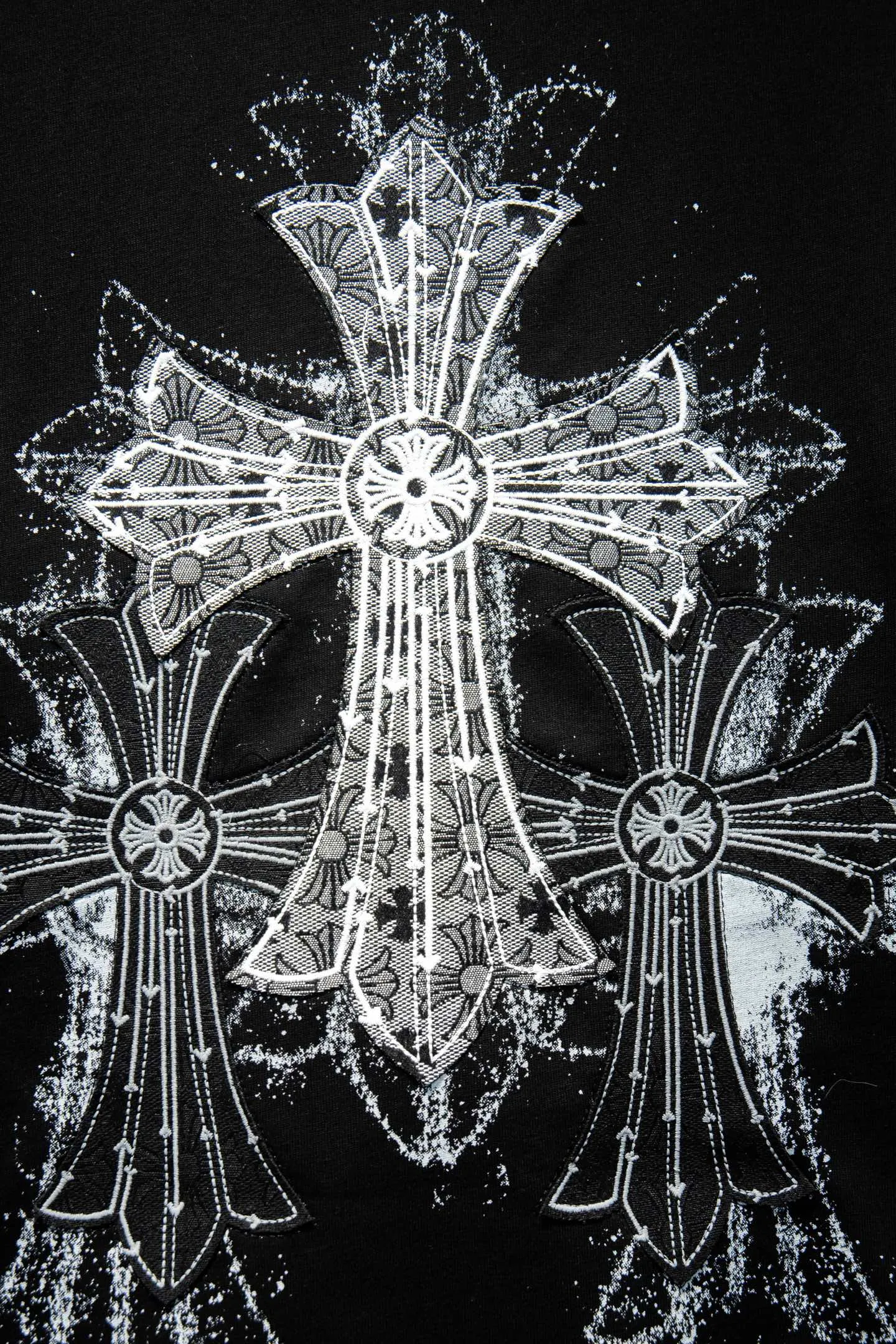 P180 🆕Chrome hearts 25ss os version is really charming and Chrome hearts are really unique. Each season's new version is made to the extreme. It is very practical and can be worn casually. Nice✔️ - ⚠️100% cotton. It is made of 32-count double yarn, 260-gram weight fabric and imported knitted needle carded cotton. It has moderate thickness, drape and contour, and the upper body is comfortable! ! It is very tolerant to fat body types and can instantly lose five pounds after wearing it!  The front and rear panels are hand-printed on the silk screen platen, and the 3D full-color scan pattern is used as film to ensure that the printing pattern is restored to the highest degree, and the printing is made to have a cracking effect and is reinforced and not easy to fall off. The upper and lower LOGO printing has a strong touch texture. The printing material uses environmentally friendly active water slurry and anti-sublimation liquid for the base. The garments can withstand washing without stripping. The addition of handmade elements to the body of the garment greatly increases the interest of the garment and creates a unique visual effect. After special treatment, a unique effect is formed. An irregular hem is added to the version. This year's Kroxin is the main version. In the past two years, the oversize version has become the focus of the trend and has been a popular staple in the past two years. The change of designers has made this brand an instant hit. The progressive fashion of the times also needs the blood impact of fresh elements and trendy designs in order to continue its glory! It’s stylish both inside and outside, a must-have for high street travel! An absolute "eye-catching style" that can match couples 💏 Color: Black White Size: S M L XL